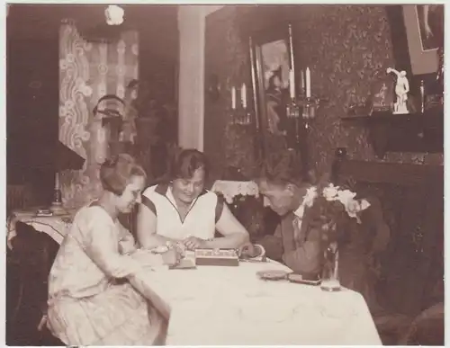 (F28556) Orig. Foto Personen zu Hause beim Hoppel-Spiel 1929