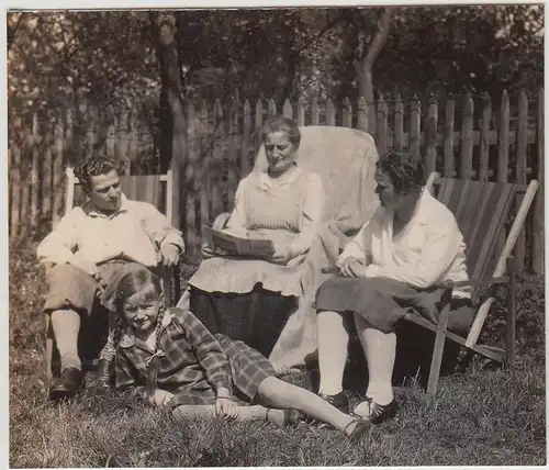 (F28551) Orig. Foto Personen auf Liegestühlen im Garten 1929