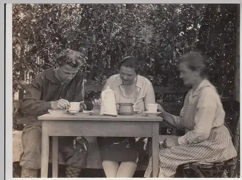 (F28549) Orig. Foto Personen sitzen am Kaffeetisch im Freien 1929