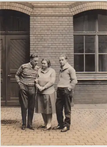 (F28541) Orig. Foto Personen auf Gehweg vor einem Gebäude 1928