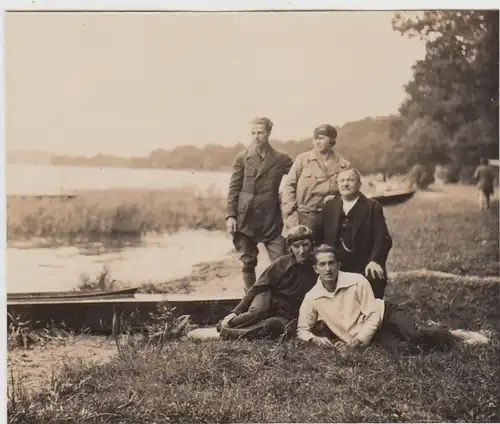 (F28540) Orig. Foto Personen am Flussufer 1928