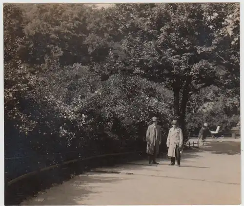 (F28538) Orig. Foto Männer in einem Park in Berlin 1928