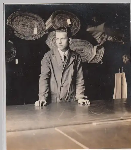 (F28537) Orig. Foto junger Mann in einem Geschäft, Teppiche, Stoffe 1928