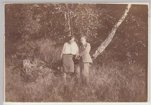 (F28531) Orig. Foto Paar Bruno u. Mary lehnt am Baum 1927