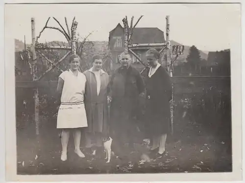 (F28529) Orig. Foto Frauen im Garten, Tor aus Birke 1927