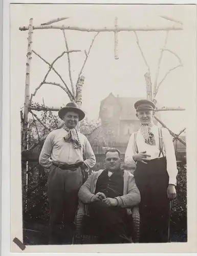 (F28528) Orig. Foto junge Männer im Garten, Tor aus Birke 1927