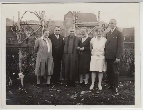 (F28527) Orig. Foto Personen im Garten, Tor aus Birke 1927