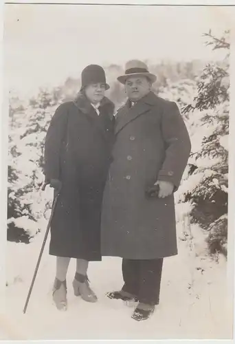 (F28526) Orig. Foto Paar spaziert im Winter 1920er