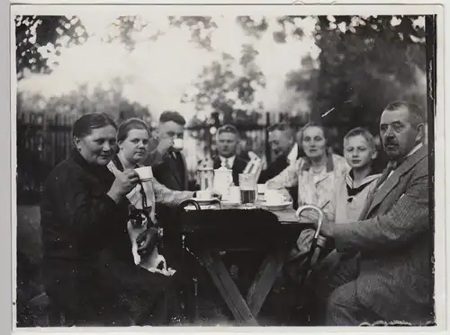 (F28525) Orig. Foto Personen sitzen im Gartenlokal 1920er