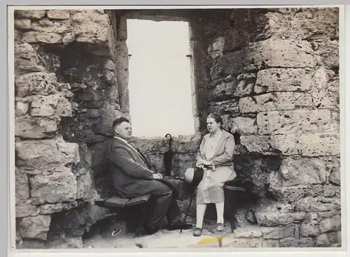 (F28524) Orig. Foto Personen sitzen am Fenster einer Burgruine 1920er