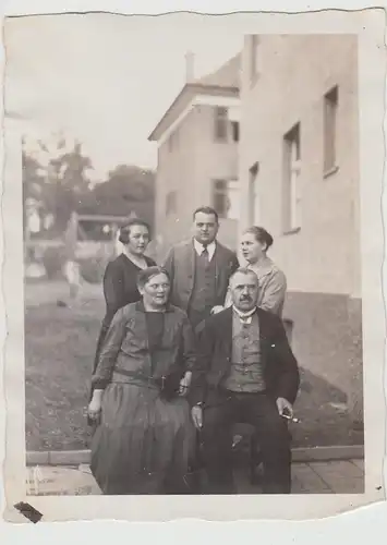 (F28523) Orig. Foto Personen am Haus, 1920er