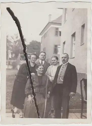 (F28522) Orig. Foto Personen am Haus, Glasnegativ-Fehler 1920er