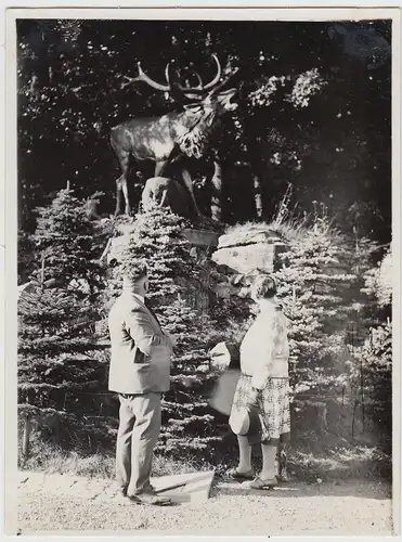 (F28520) Orig. Foto Personen an einer Hirsch-Statue 1920er