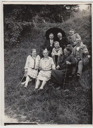 (F28519) Orig. Foto Personen mit Gehstöcken am Hang, Spaziergang 1920er