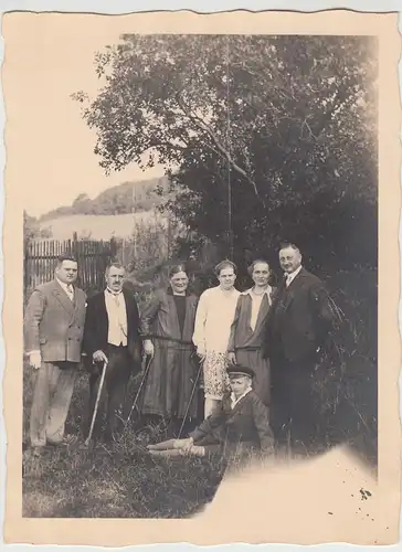(F28518) Orig. Foto Personen mit Gehstöcken im Garten 1920er