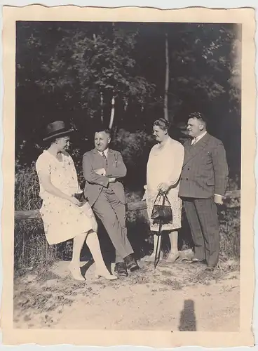 (F28516) Orig. Foto Personen am Brückengeländer im Wald, Spaziergang 1920er
