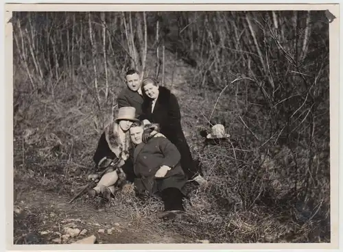 (F28512) Orig. Foto Personen spazieren, Dame im Pelzkragen 1927