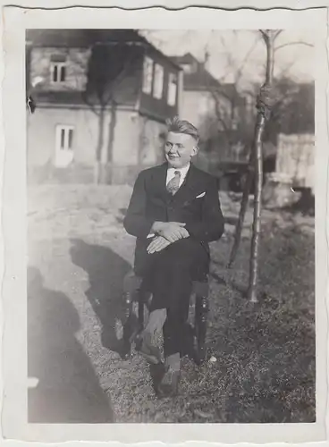 (F28511) Orig. Foto junger Mann sitzt auf Stuhl im Freien 1920er