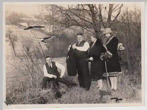 (F28510) Orig. Foto Personen spazieren, Rast, Dame im Pelzkragen 1927