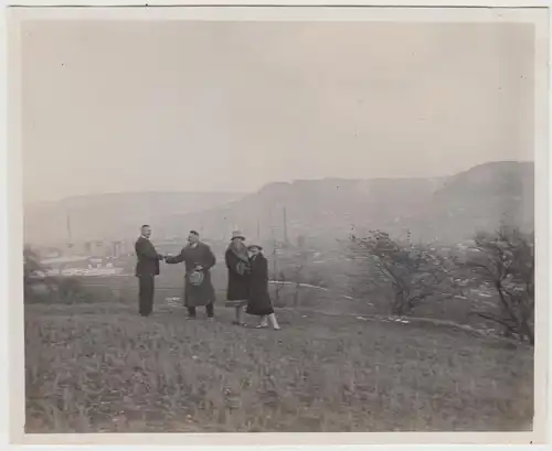 (F28509) Orig. Foto Personen spazieren außerhalb e. Stadt (Jena?) 1920er