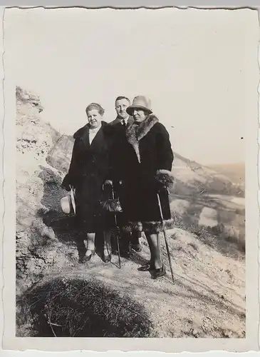 (F28508) Orig. Foto Personen spazieren, Dame im Pelzkragen 1927