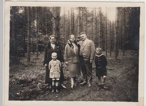 (F28504) Orig. Foto Personen im Wald, Spaziergang 1920er
