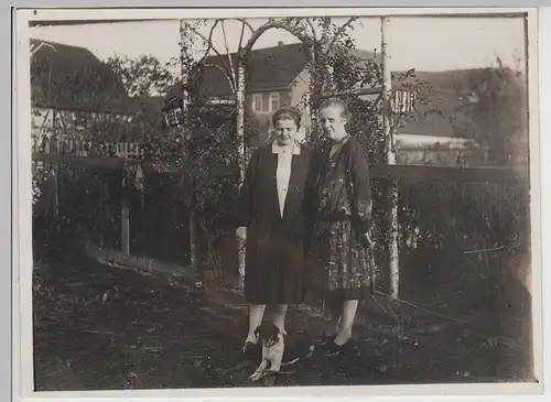 (F28502) Orig. Foto Frauen im Garten, Tor aus Birke 1927