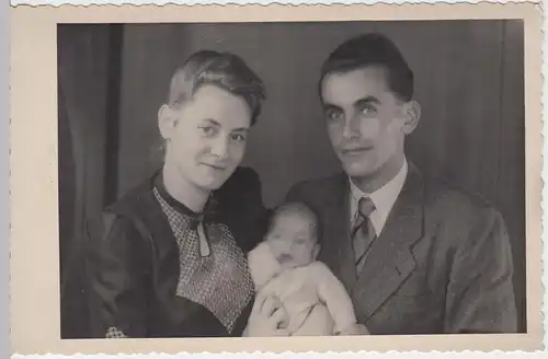 (F2850) Orig. Foto Eltern mit Baby, um 1946