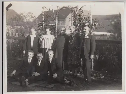 (F28499) Orig. Foto Personen im Garten, Gruppenbild 1920er