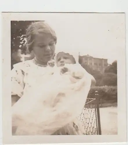 (F28491) Orig. Foto Mutter m. Kleinkind, Tag der Taufe 1937
