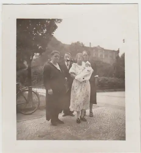 (F28490) Orig. Foto Personen m. Kleinkind, Tag der Taufe 1937