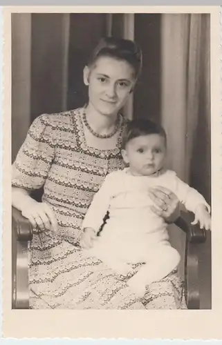(F2849) Orig. Foto Mutter mit Sohn Wulf 1946