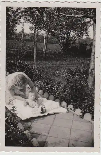 (F28486) Orig. Foto Kleinkind auf Liegedecke im Garten 1930er