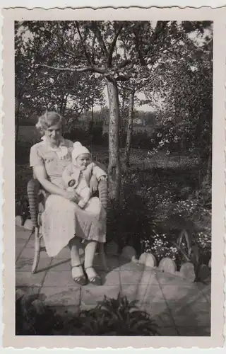 (F28484) Orig. Foto Mutter mit Kleinkind im Korbsessel im Garten 1930er