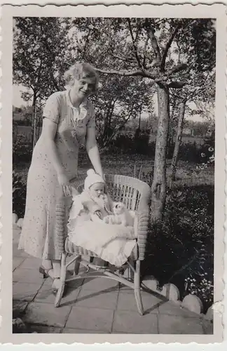 (F28483) Orig. Foto Mutter mit Kleinkind im Korbsessel im Garten 1930er