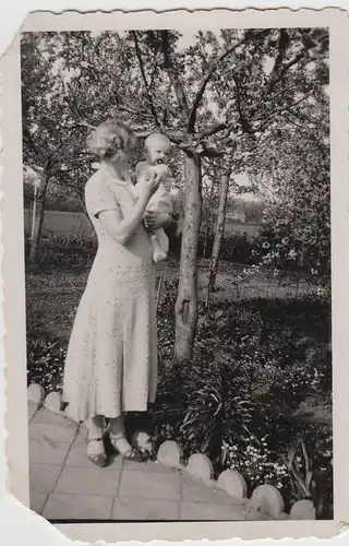 (F28481) Orig. Foto Mutter mit Kleinkind auf Arm im Garten 1930er