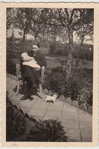 (F28480) Orig. Foto Frau mit Kleinkind auf Gartenweg 1930er