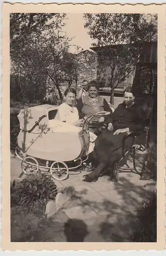 (F28479) Orig. Foto Personen mit Kinderwagen 1930er