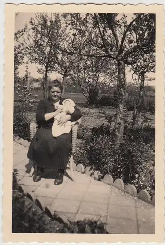 (F28478) Orig. Foto Frau mit Kleinkind auf Gartenweg 1930er