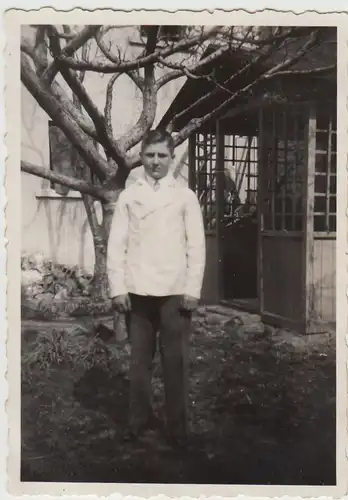(F28471) Orig. Foto junger Mann in weißer Arbeitsjacke im Freien 1934