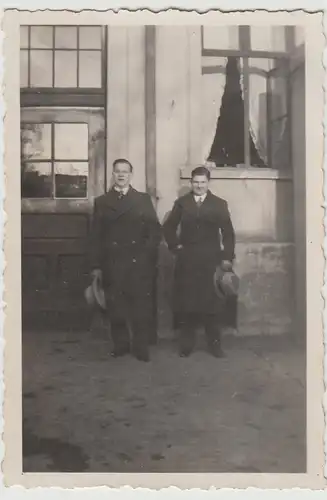 (F28470) Orig. Foto junge Männer stehen an einem Haus 1933/34