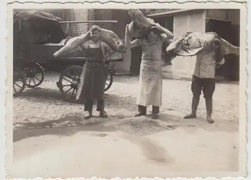 (F28468) Foto Schlachthof in Magdeburg, Männer tragen große Rinderteile 1933