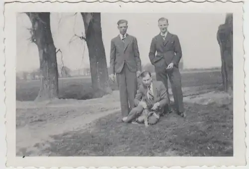 (F28458) Orig. Foto junge Männer mit Hund im Freien 1935