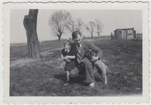 (F28457) Orig. Foto Mann mit Mädchen und Hund im Freien 1935