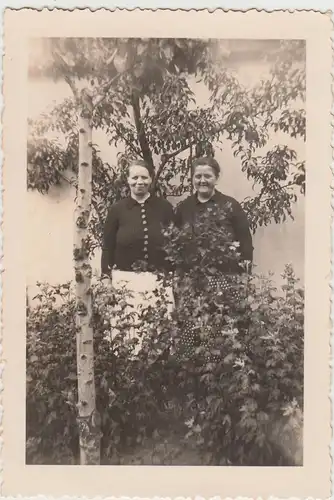 (F28452) Orig. Foto Frauen stehen im Garten 1930er