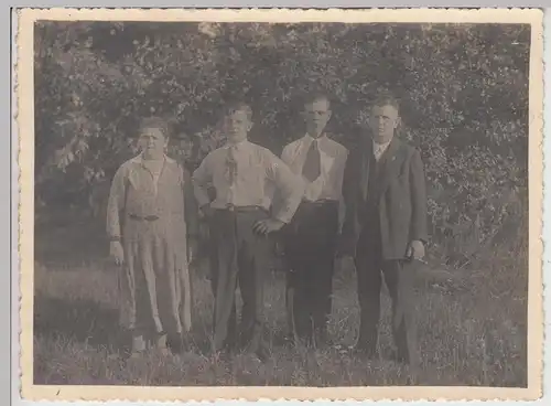 (F28449) Orig. Foto Familie im Freien, Söhne Karl und Helmut 1930er