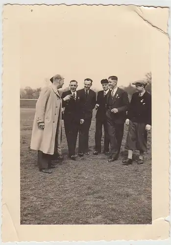 (F28438) Orig. Foto Männer im Freien, 1. Mai 1936