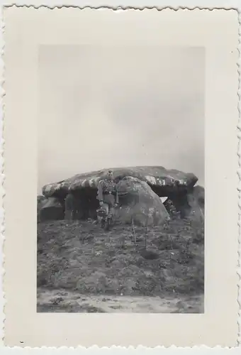 (F28426) Orig. Foto Soldat an Gedenkstein in Hamburg o. Helgoland 1935