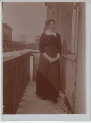 (F2839) Orig. Foto junge Frau auf Balkon im Winter, vor 1945