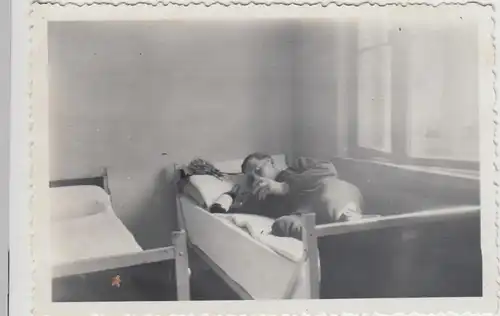 (F28389) Orig. Foto deutsche Soldaten in Freystadt, Ko?uchów, im Bett 1935